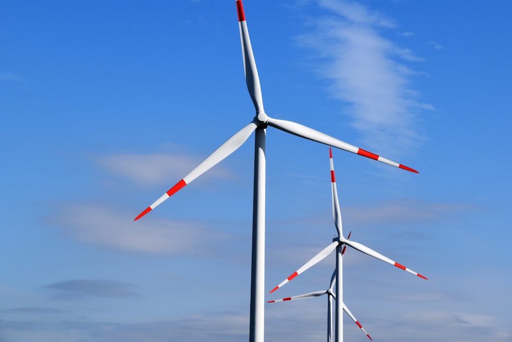 Weiße und rote 3-Blatt-Windmühlen tagsüber