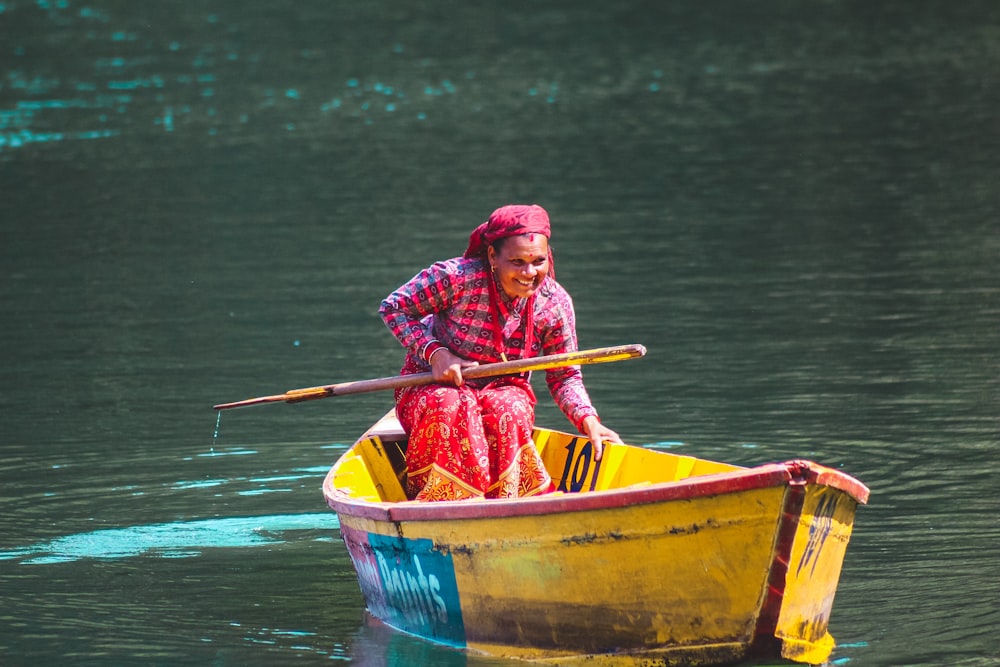 Mulher sorridente na canoa