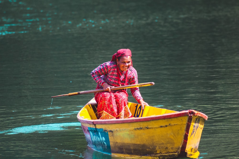 Donna sorridente sulla canoa