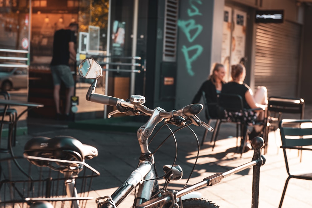 Foto zum Thema Tagsüber abgestelltes Fahrrad in der Nähe des Ladens –  Kostenloses Bild zu Deutschland auf Unsplash