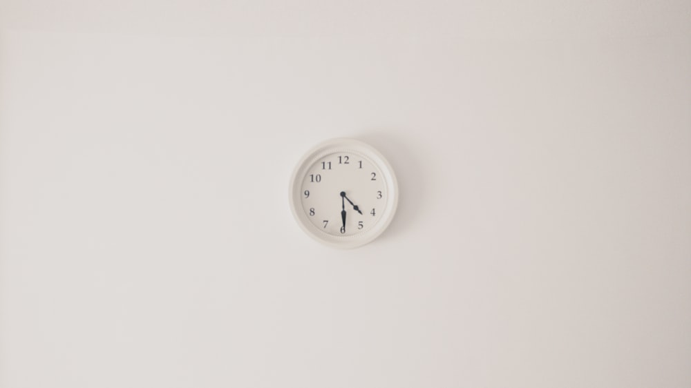 Reloj de pared blanco redondo