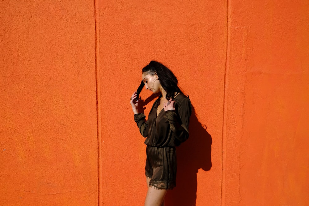 오렌지 벽 근처 여자