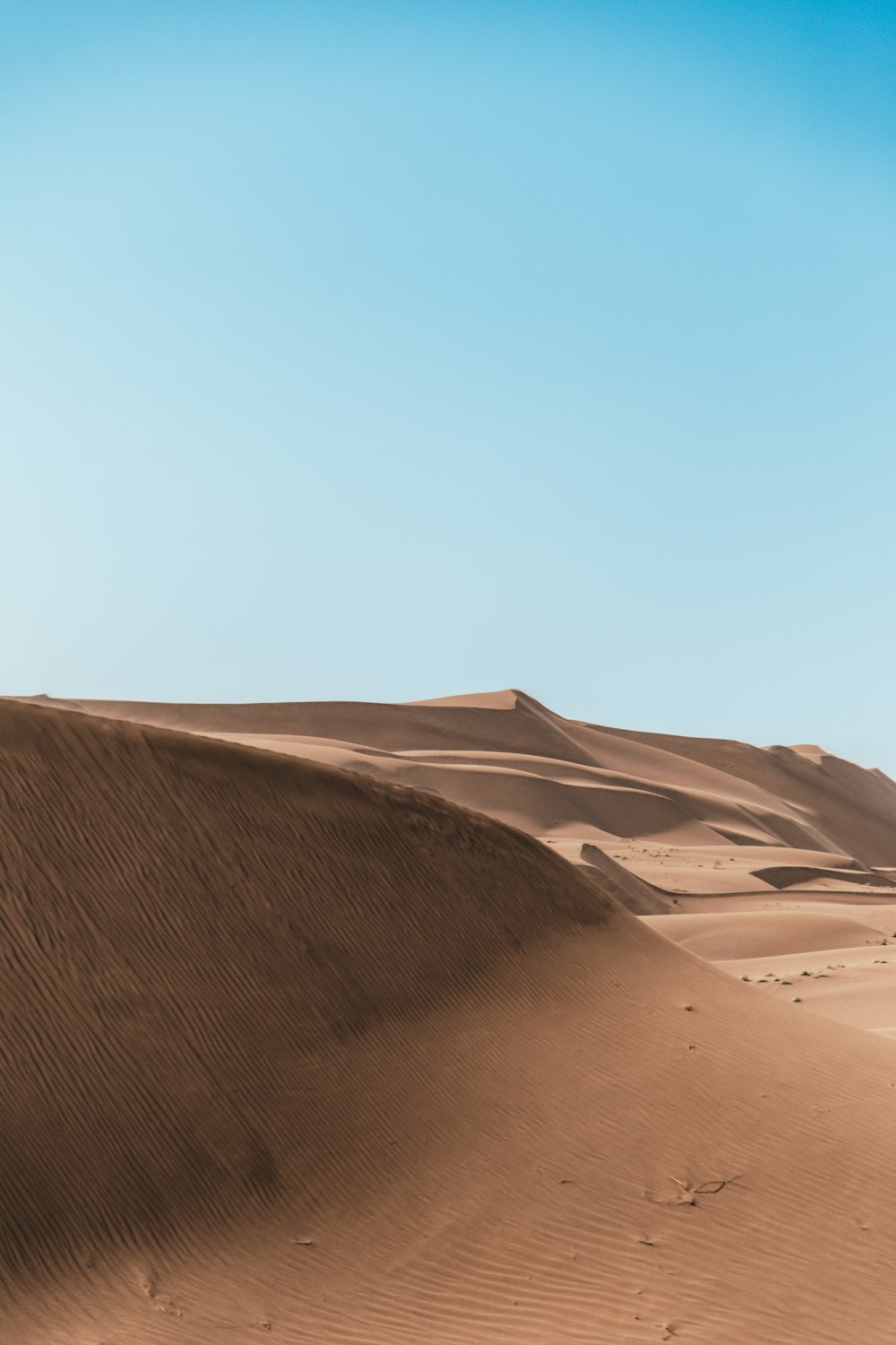 sable brun sous ciel nuageux blanc