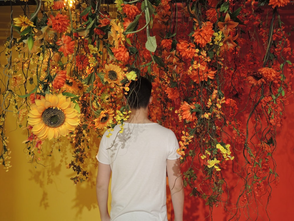 man in white t-shirt under flower roofs