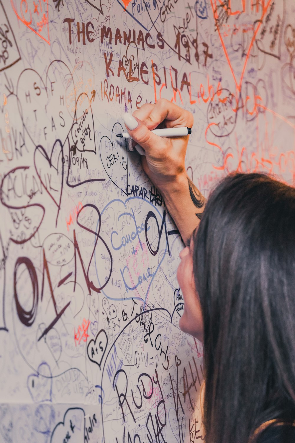 woman writing on wlal