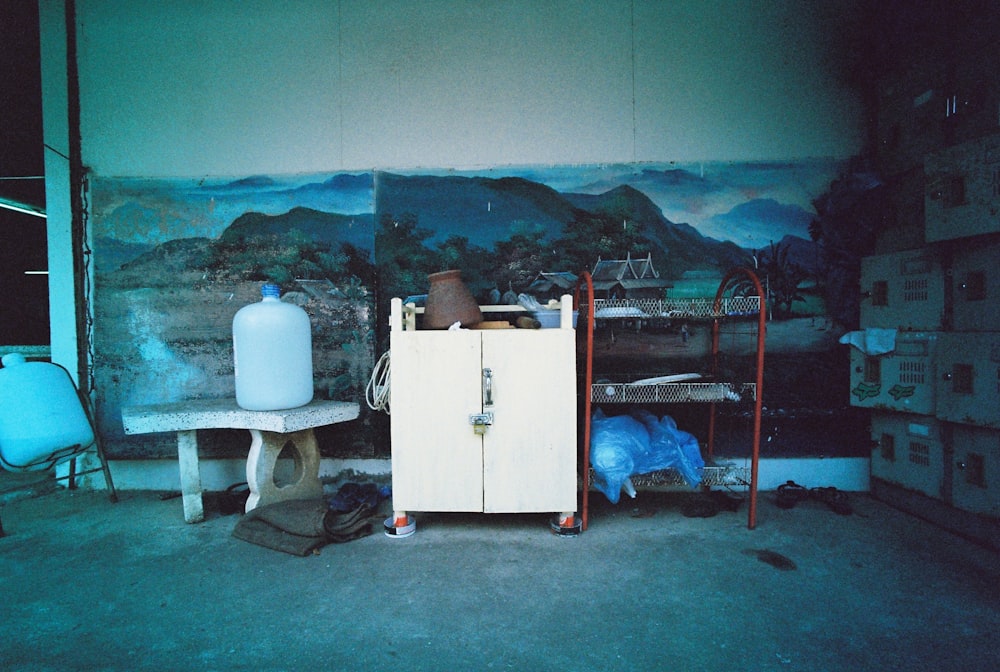 Photographie couleur sélective de l’armoire en bois blanc