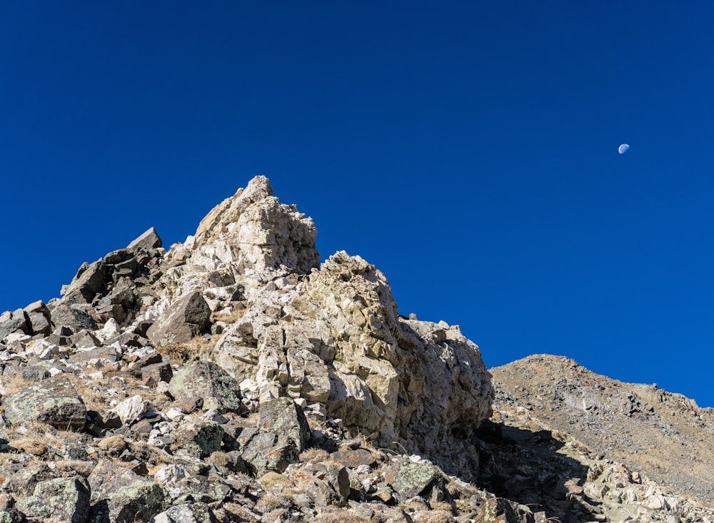 Montanha de rocha cinzenta durante o dia