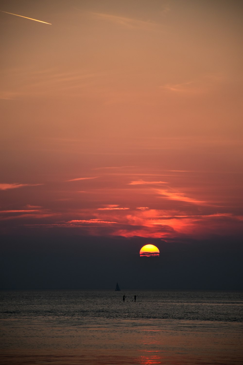 Menschen am Strand während der goldenen Stunde