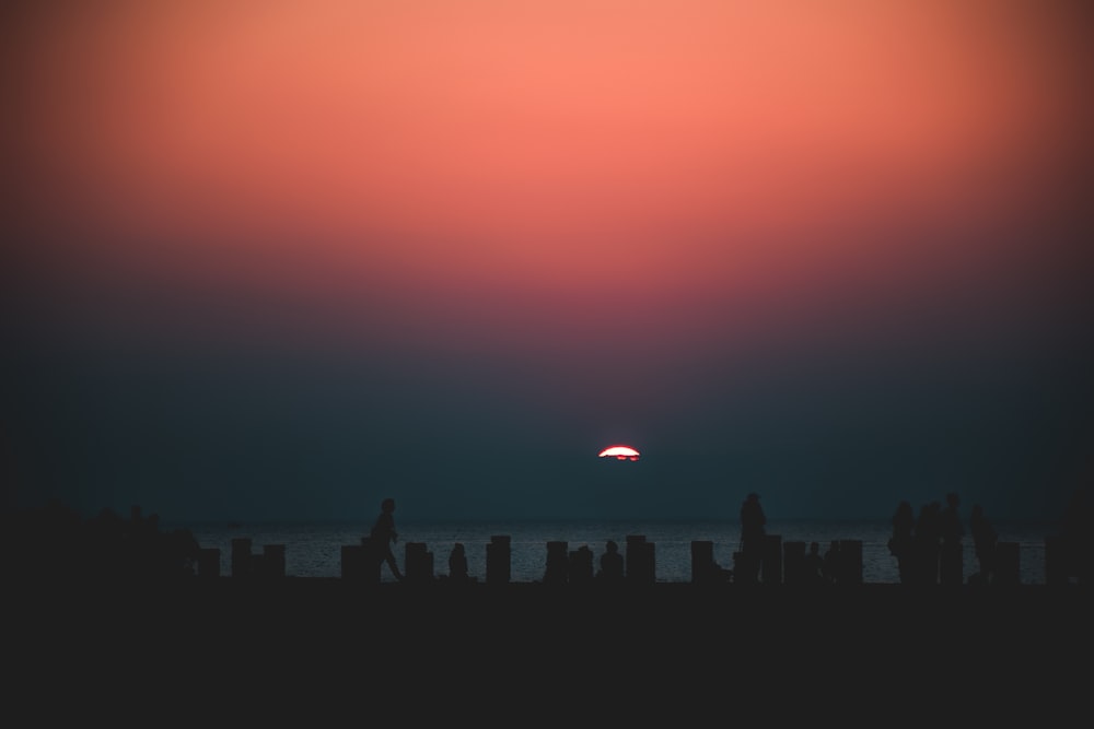 Le soleil se couche sur l’horizon d’une ville