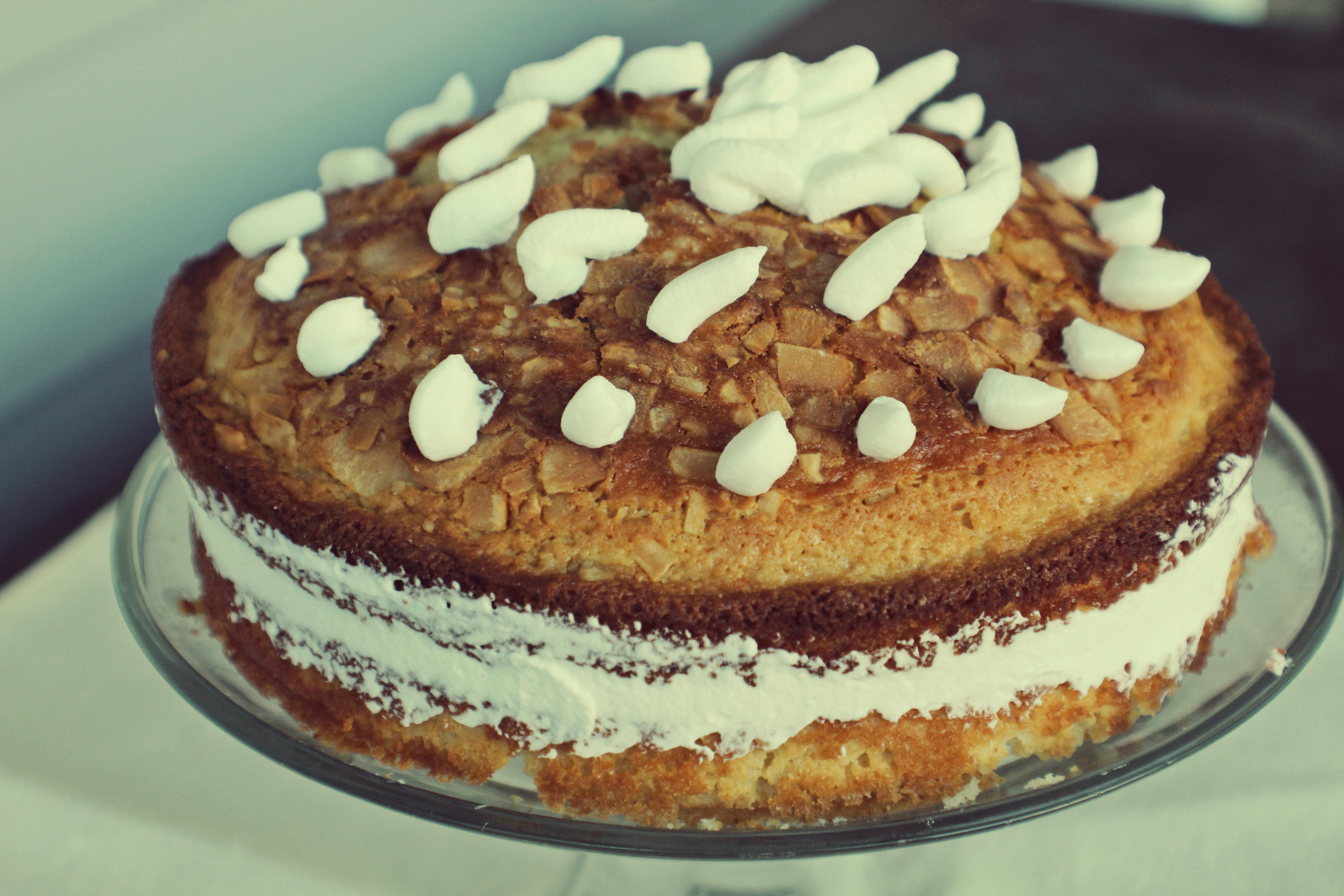 Torta da forno su piatto di vetro trasparente