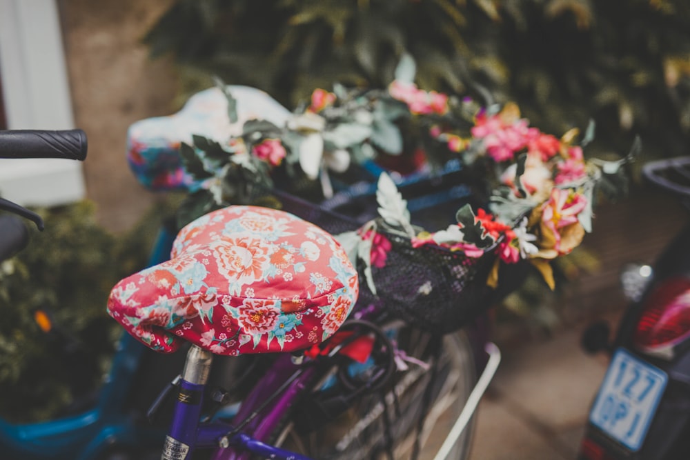 빨간색과 여러 가지 빛깔의 자전거 시트의 클로즈업 사진