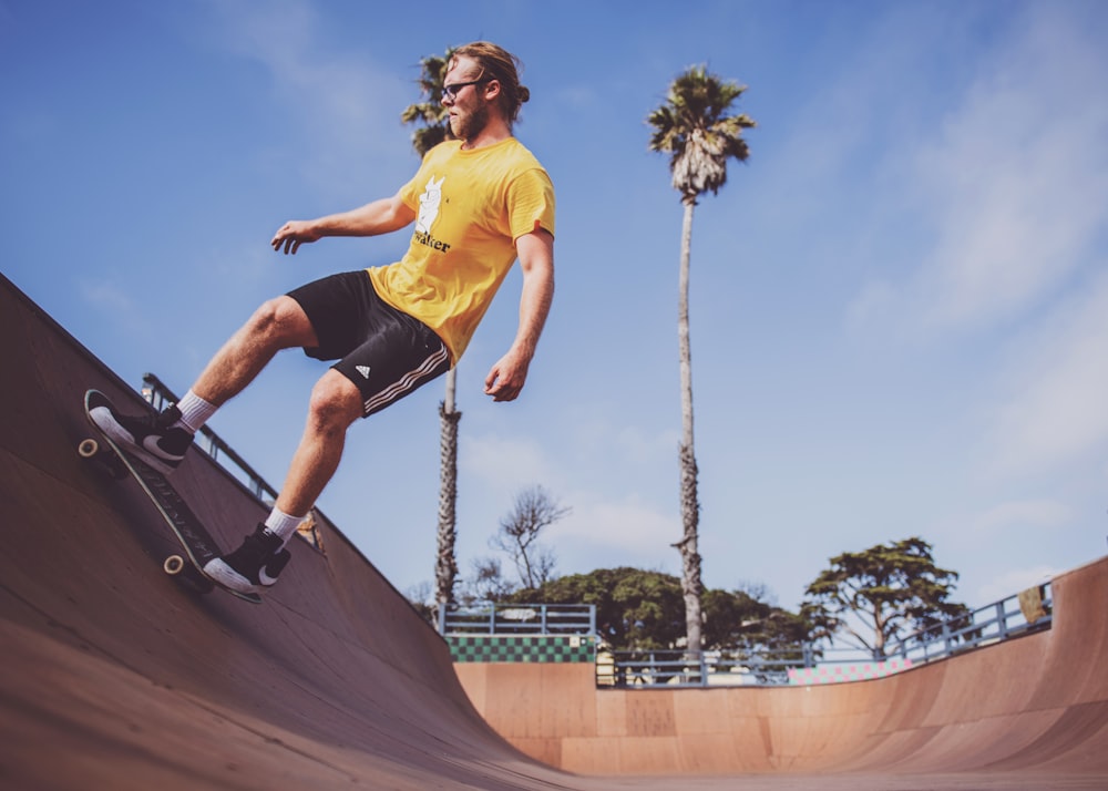 uomo che fa skateboard