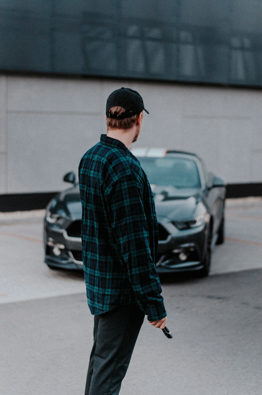uomo in piedi vicino alla Ford Mustang coupé