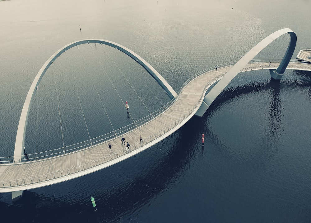 Photographie aérienne d’un pont en zigzag