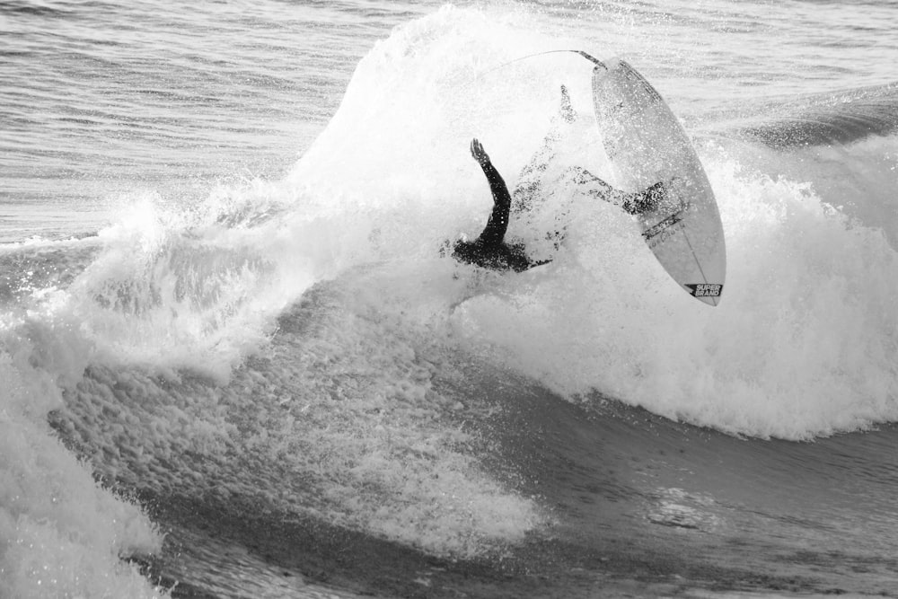 personne surfant pendant la journée