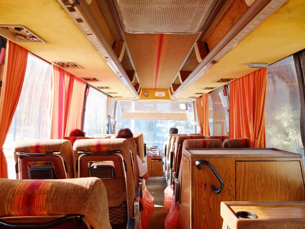 Autobus intérieur en bois marron