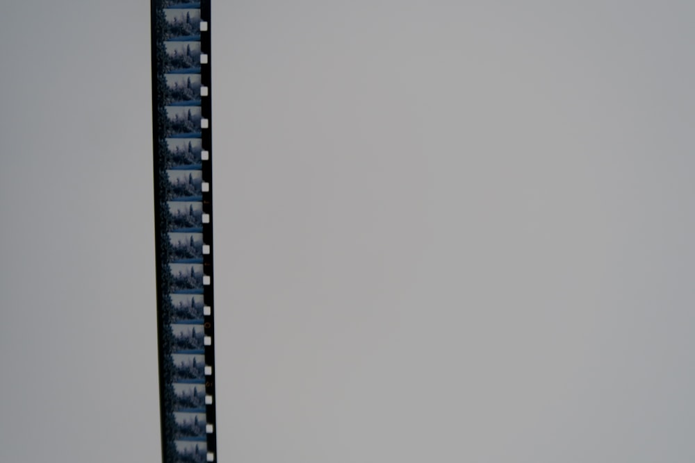 ein Schwarz-Weiß-Foto einer Uhr auf einer Stange