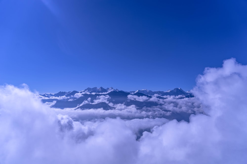 Fotografia a volo d'uccello di montagne e nuvole