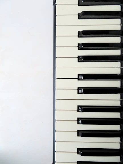 white and black piano keyboard
