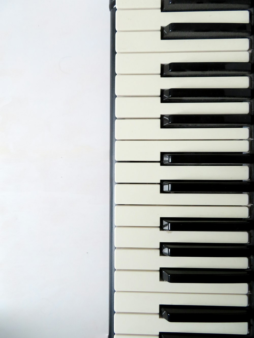 teclado de piano branco e preto