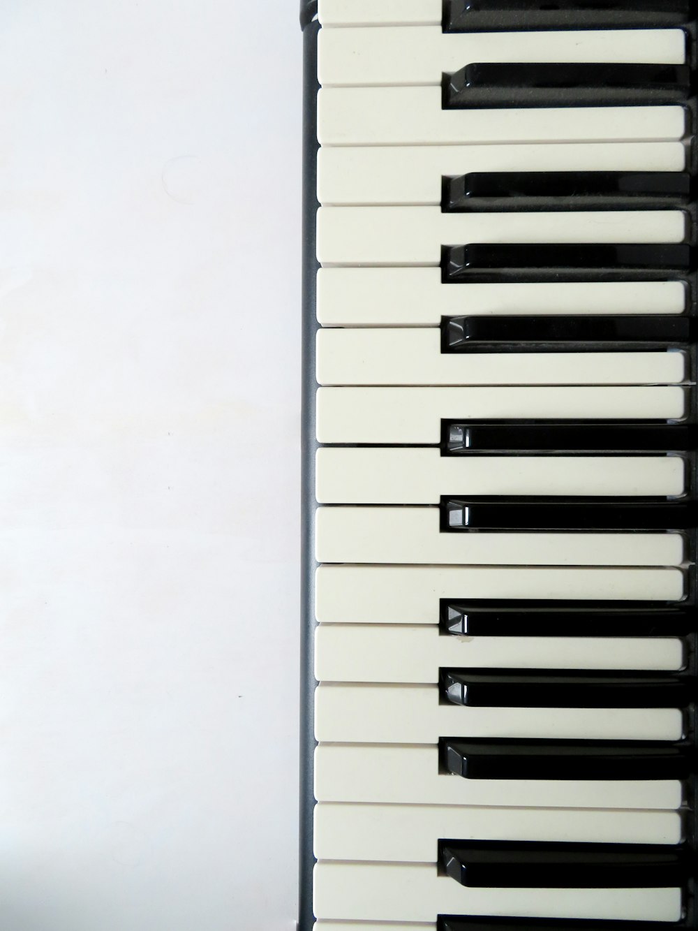 white and black piano keyboard