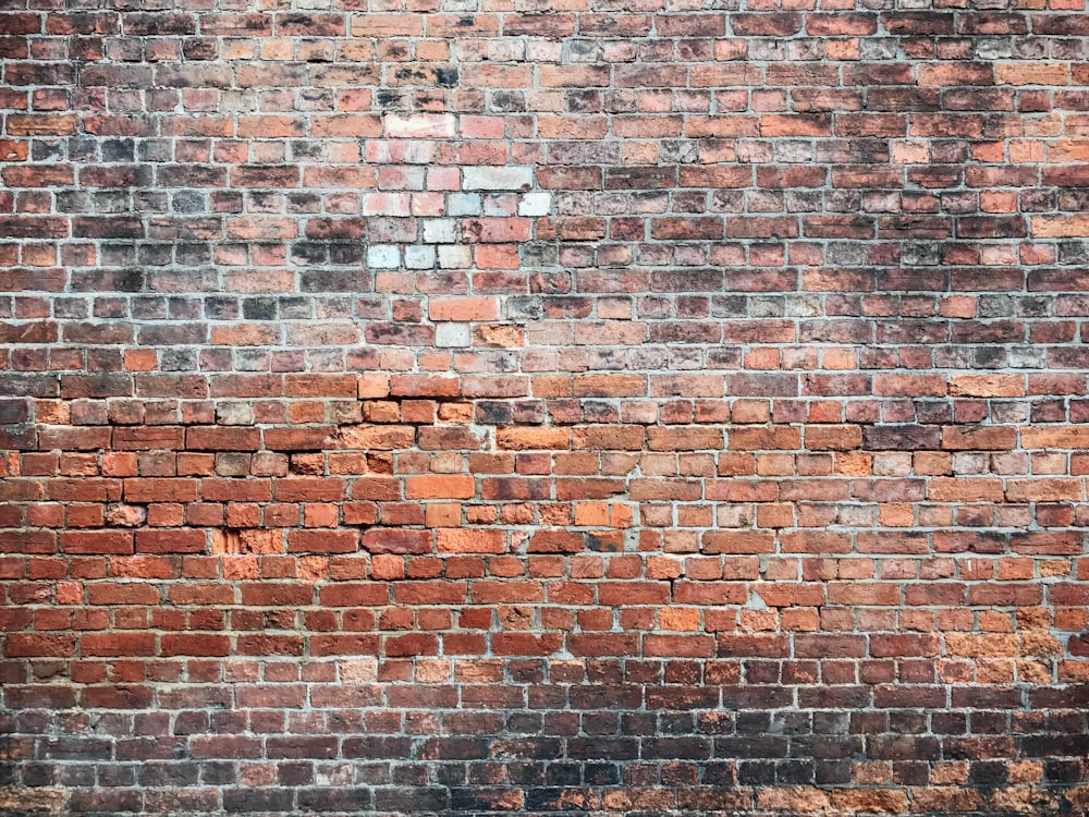 braune Backsteinmauer