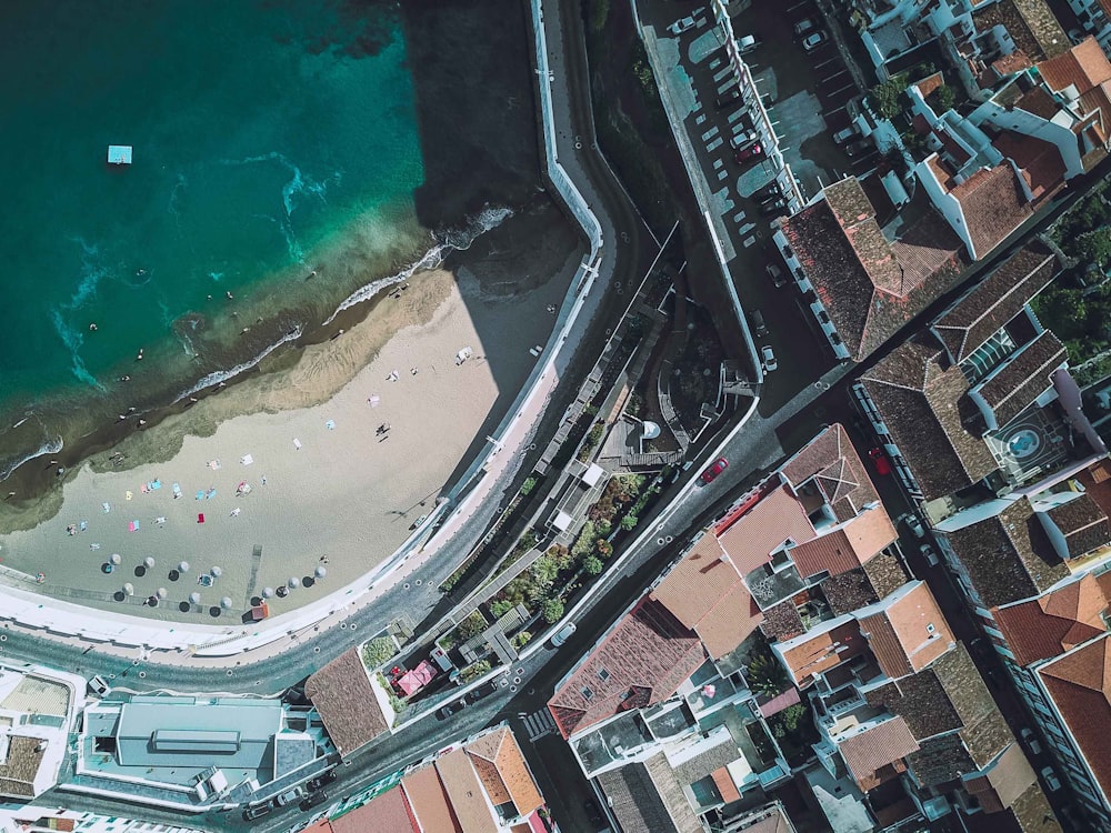 Diferentes coches en la carretera cerca del edificio y la vista tranquila al mar