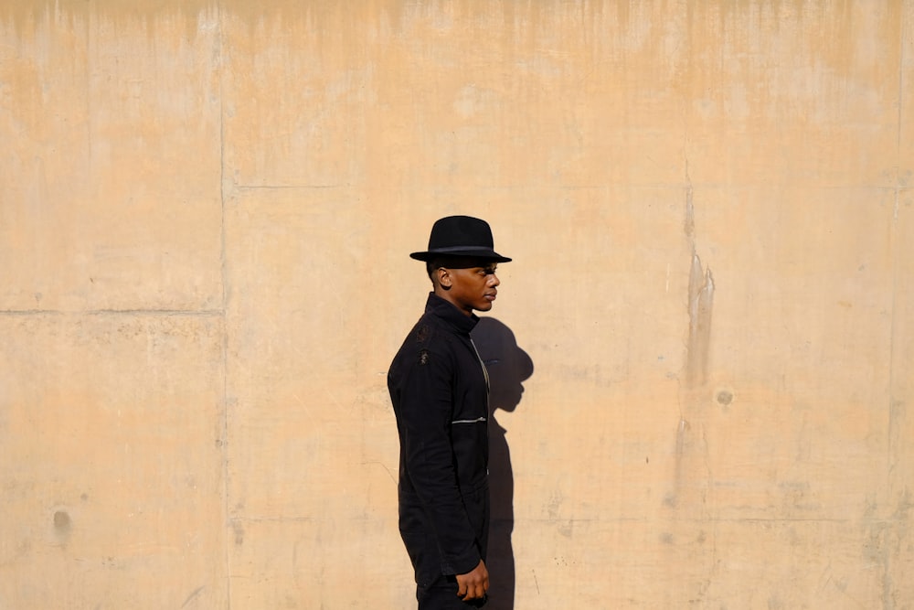 Fotografía minimalista de hombre mirando hacia un lado