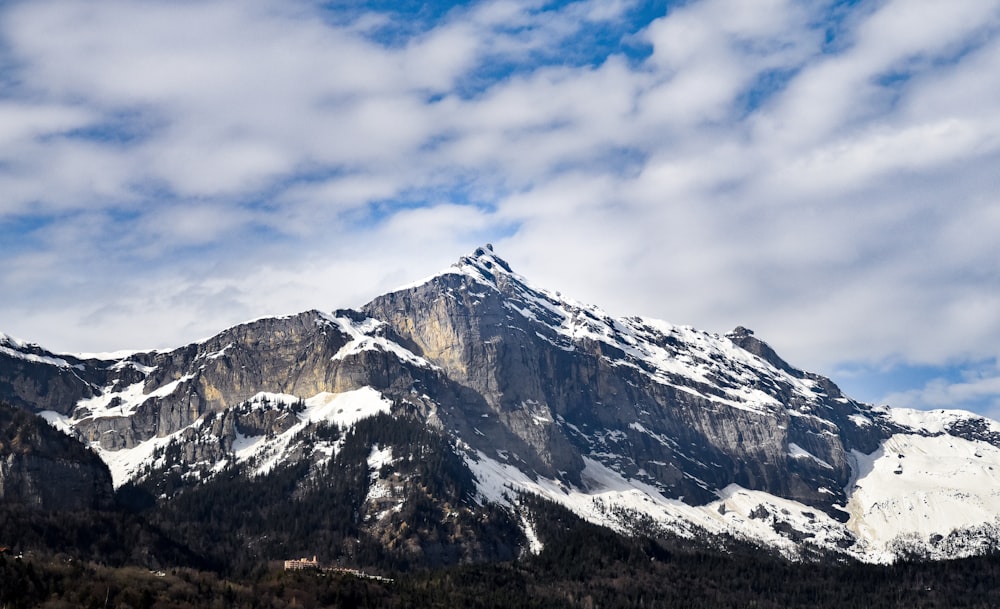 Montagne con neve sotto il cielo blu