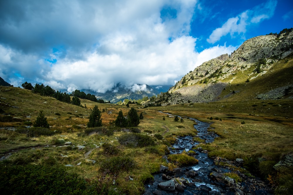 Photo de montagnes, d’arbres et de nuages