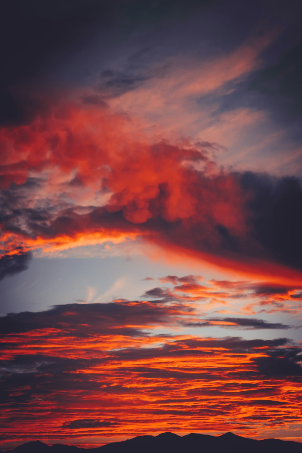 orangefarbene und schwarze Wolken bei Sonnenuntergang