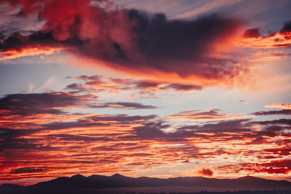 Orangefarbene und graue Wolken während der goldenen Stunde