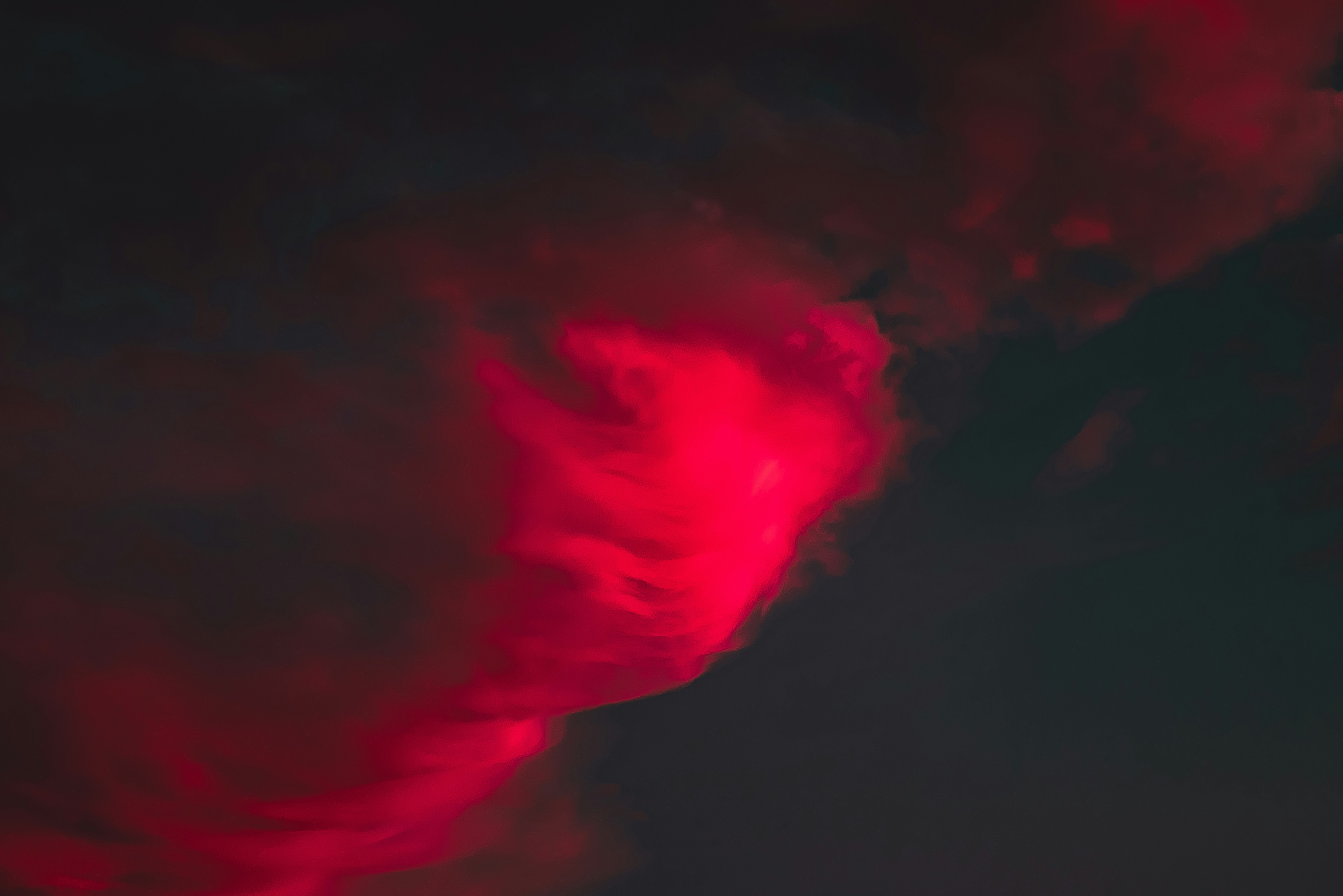 夜の空に赤い雲が