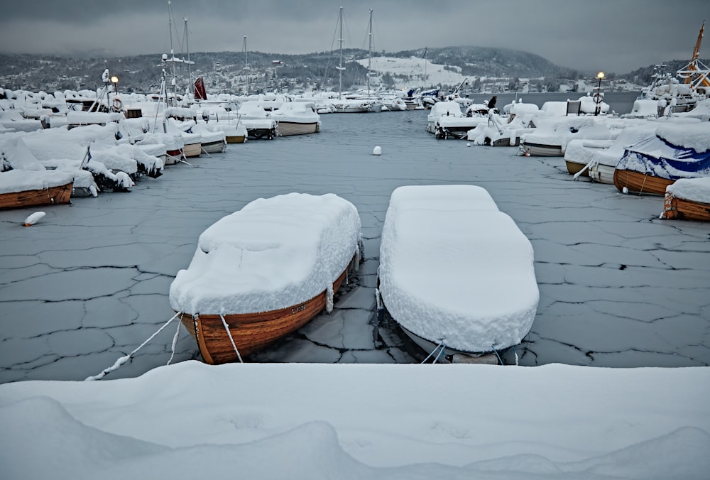 cubierta de barco con fotografía de nieve
