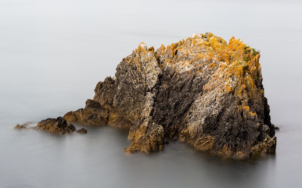 褐色の岩層
