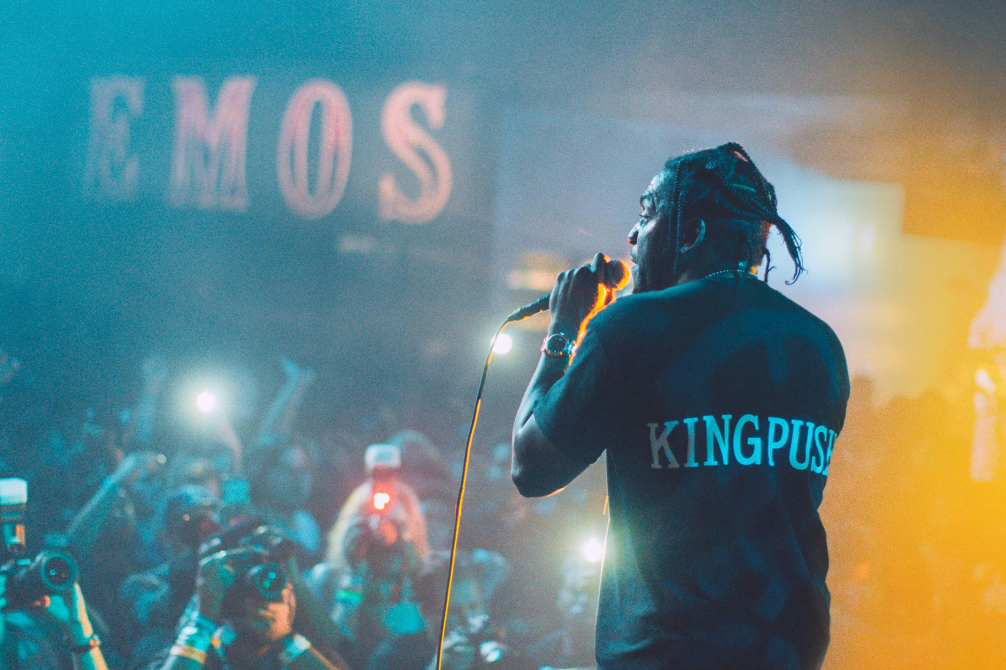 uomo che tiene il microfono