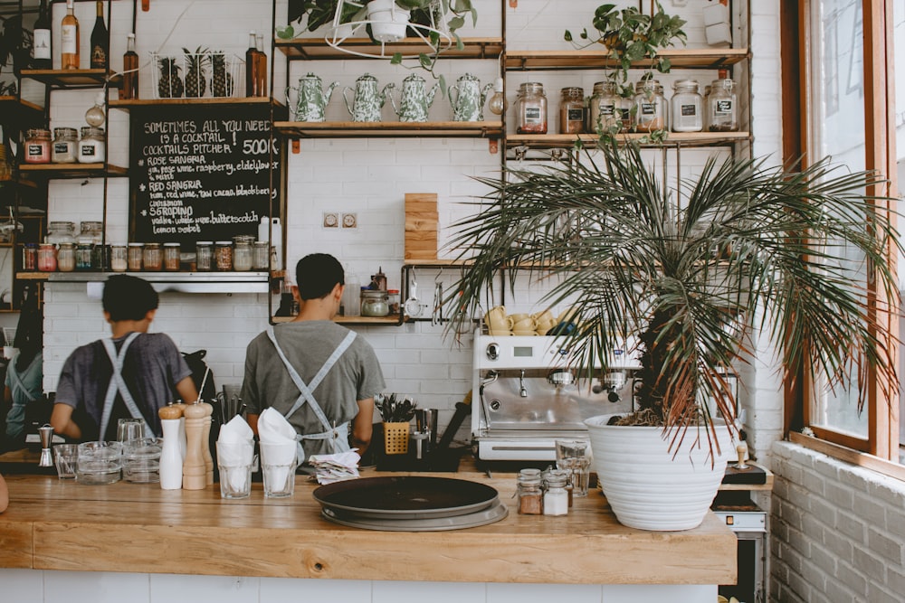 Menschen, die in der Nähe von Espressomaschine stehen