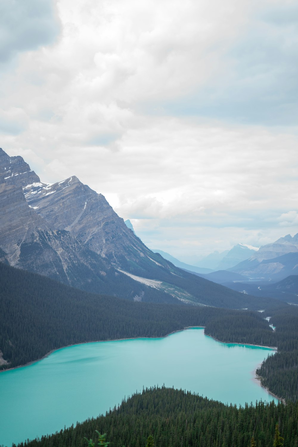 Fotografía de paisaje de montaña cerca del cuerpo de agua