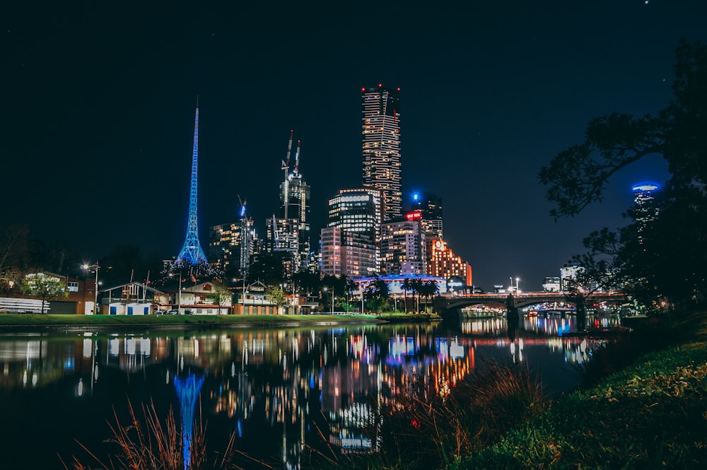 fotografia de paisagem de edifícios perto do corpo de água