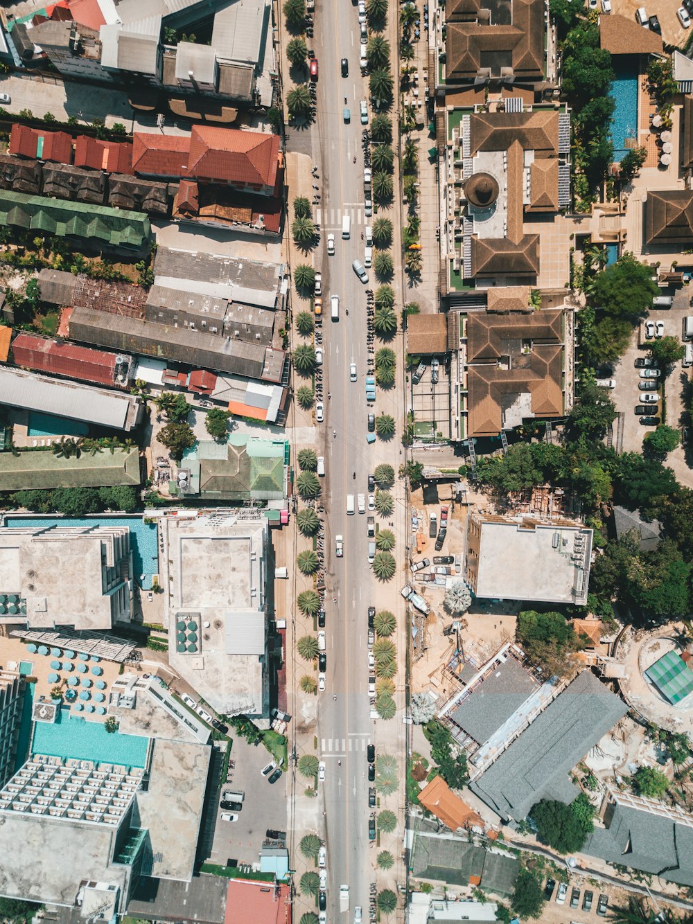 Photographie aérienne de véhicules sur route et de bâtiments pendant la journée