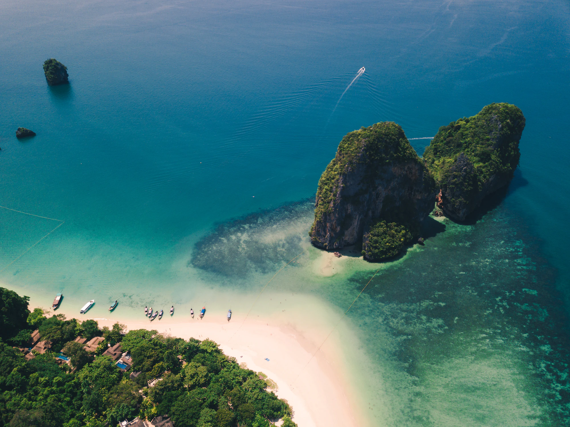 Flygvy över Railay med kalkstensklippor och turkost vatten i Krabi