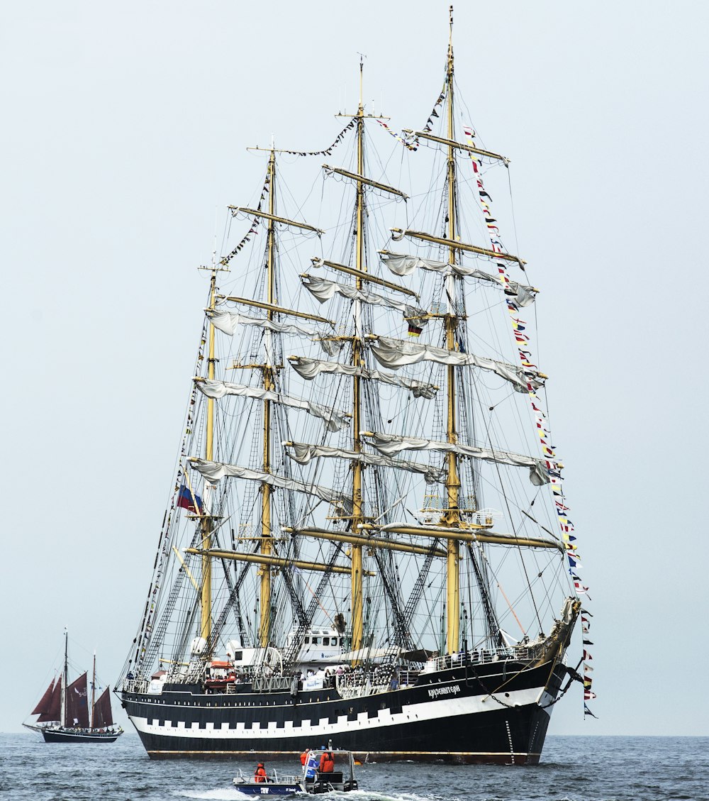 barca pirata bianca e marrone