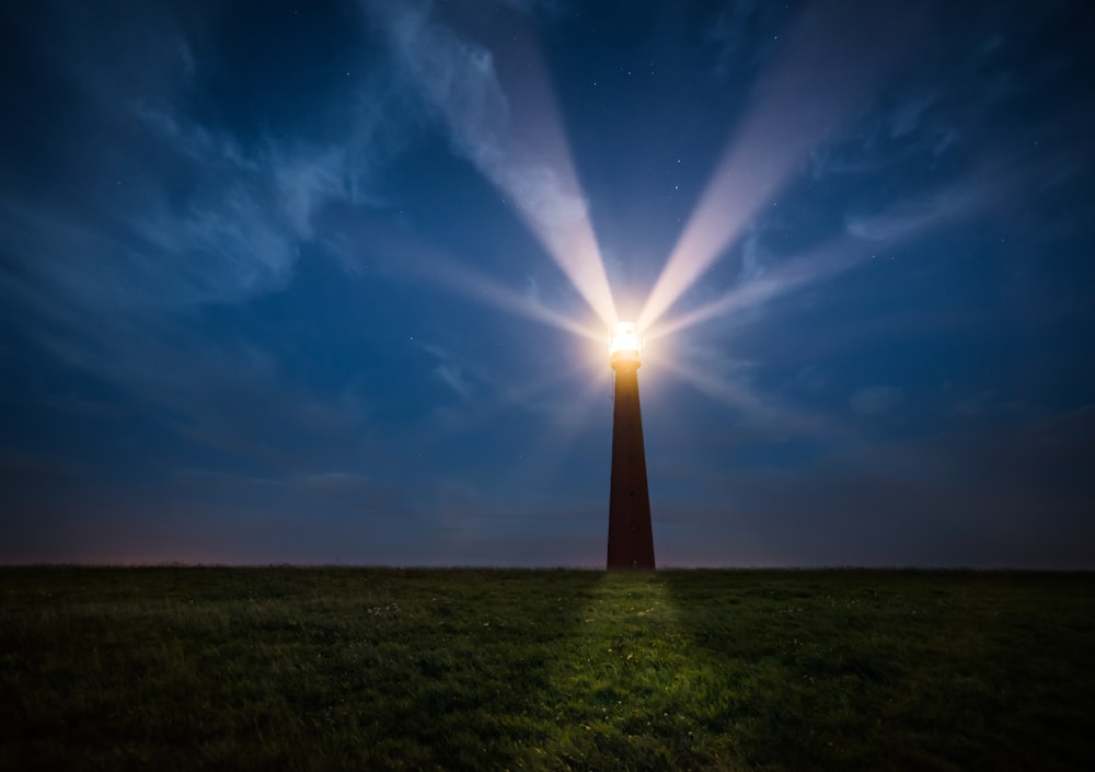 Silhouette des Lichtturms unter bewölktem Himmel