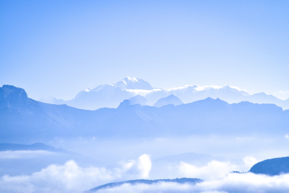 雲に覆われた山々