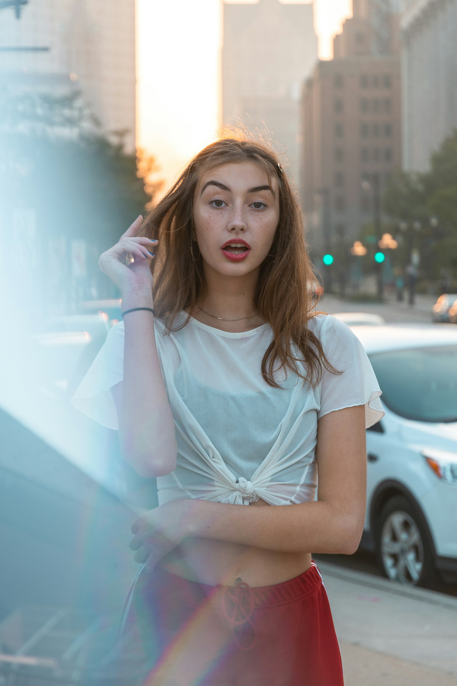 Nikon D7100 + Nikon AF-S DX Nikkor 16-80mm F2.8-4E ED VR sample photo. Girl's white t-shirt near photography