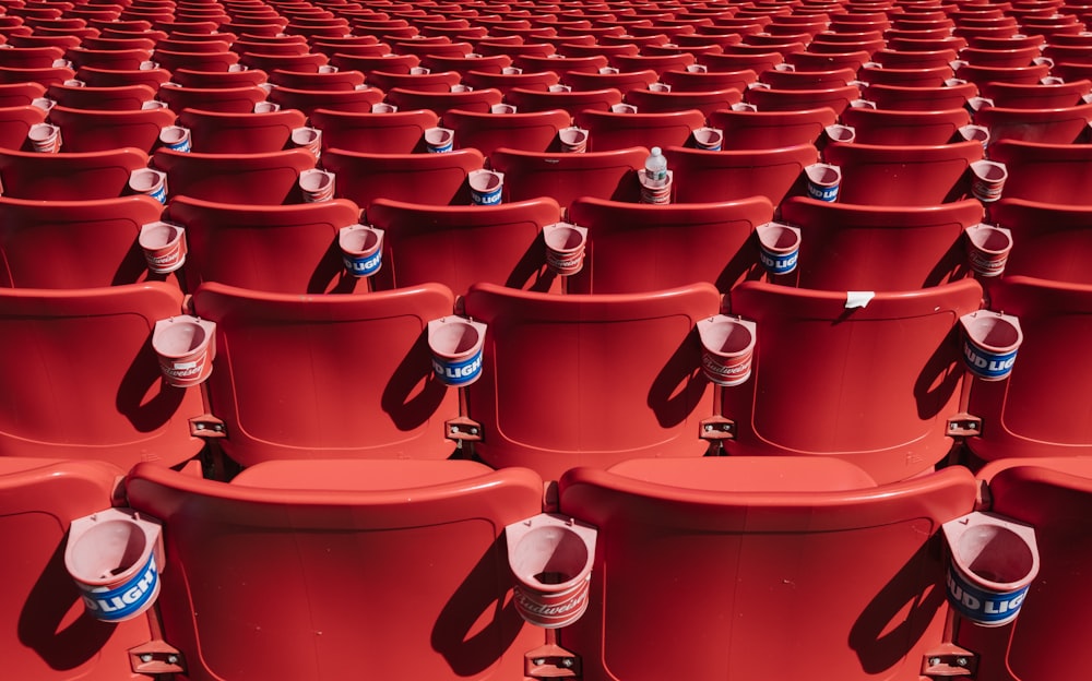 Lot de chaises rouges