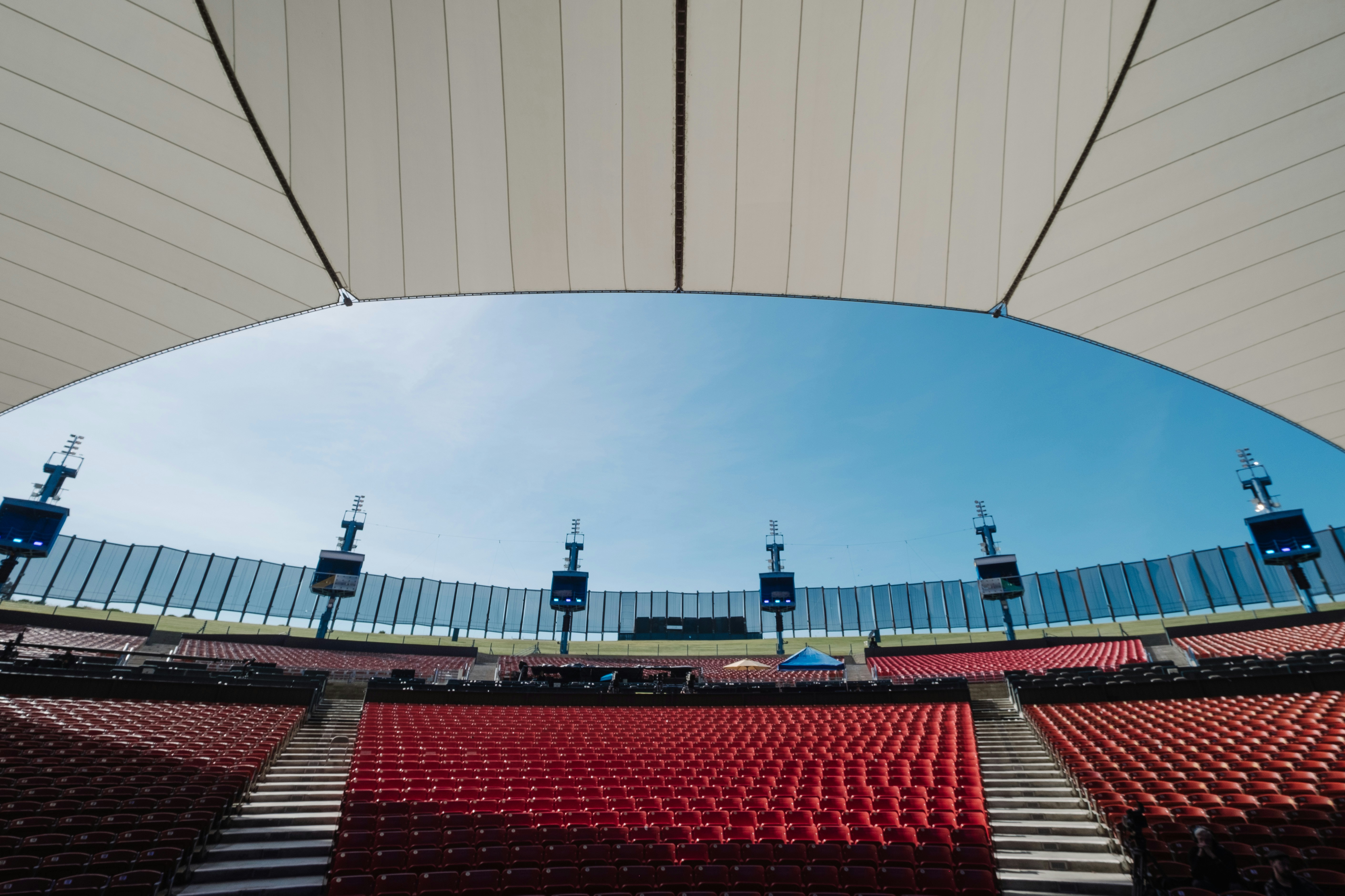 Foto de sillas rojas dentro del estadio – Imagen gratuita en Unsplash