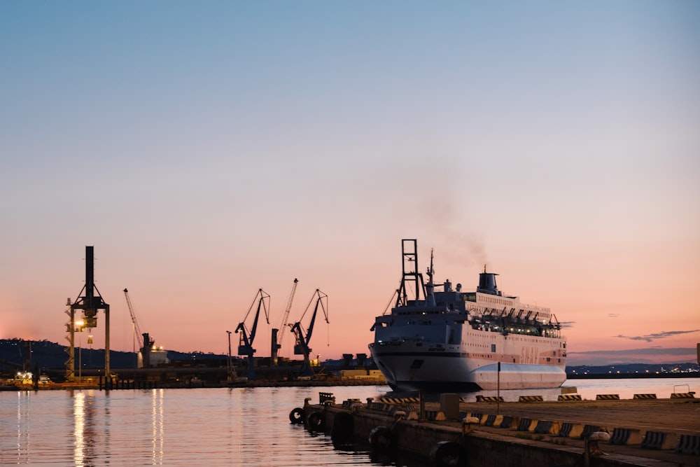 navire de croisière gris sur le plan d’eau pendant la journée