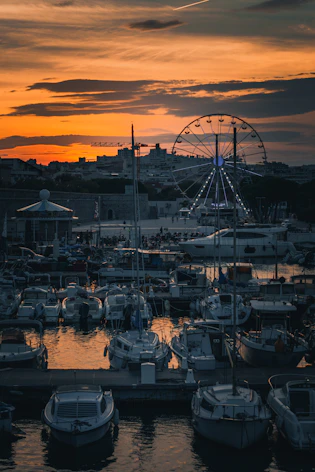 Vieux-Port de Marseille au coucher du soleil, agence digitale locale