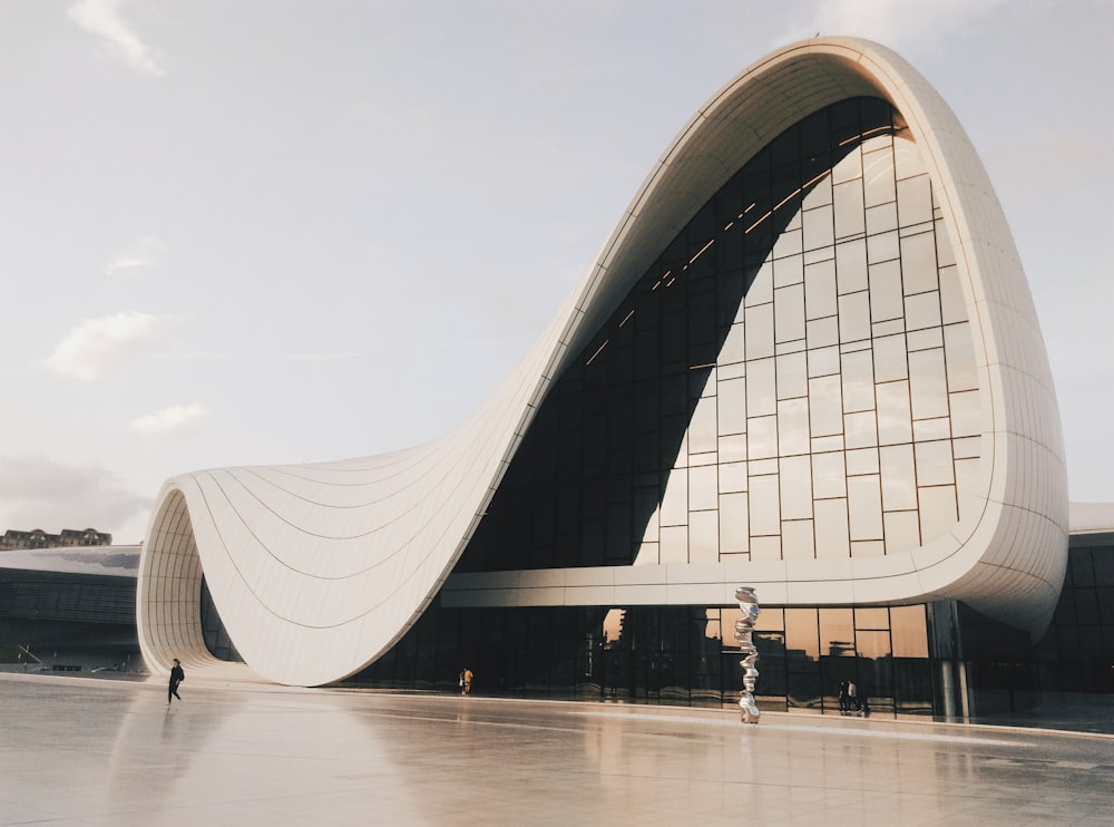 Museu de concreto branco sob o céu branco